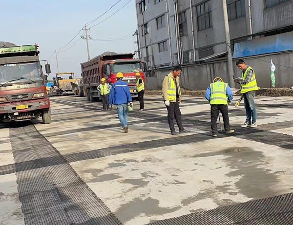 工布江达老材料的新故事：玻璃纤维土工格栅如何在‘白改黑’浪潮中重获新生？